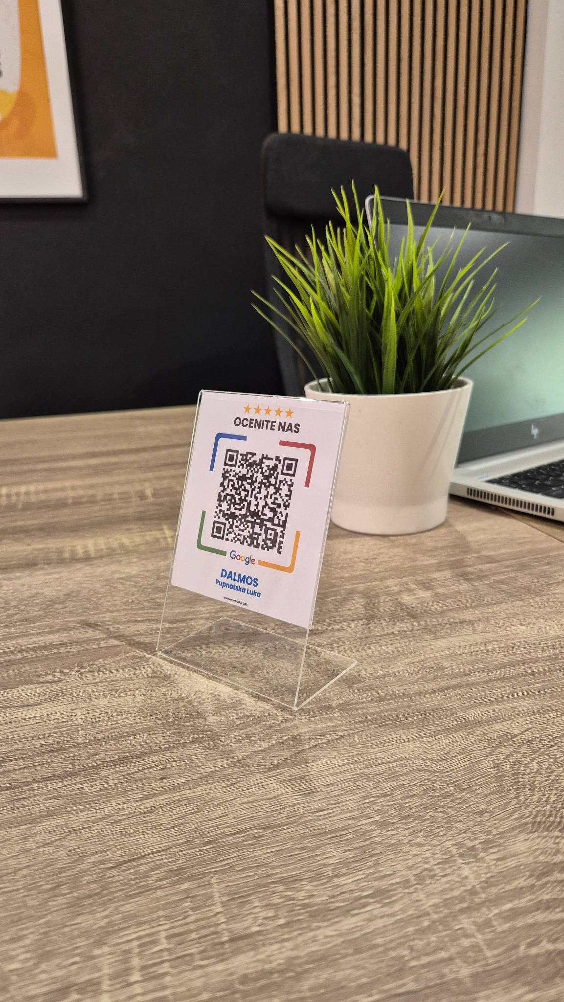 QR i NFC Google review stalak koji Review Track daje uz PLATINUM paket